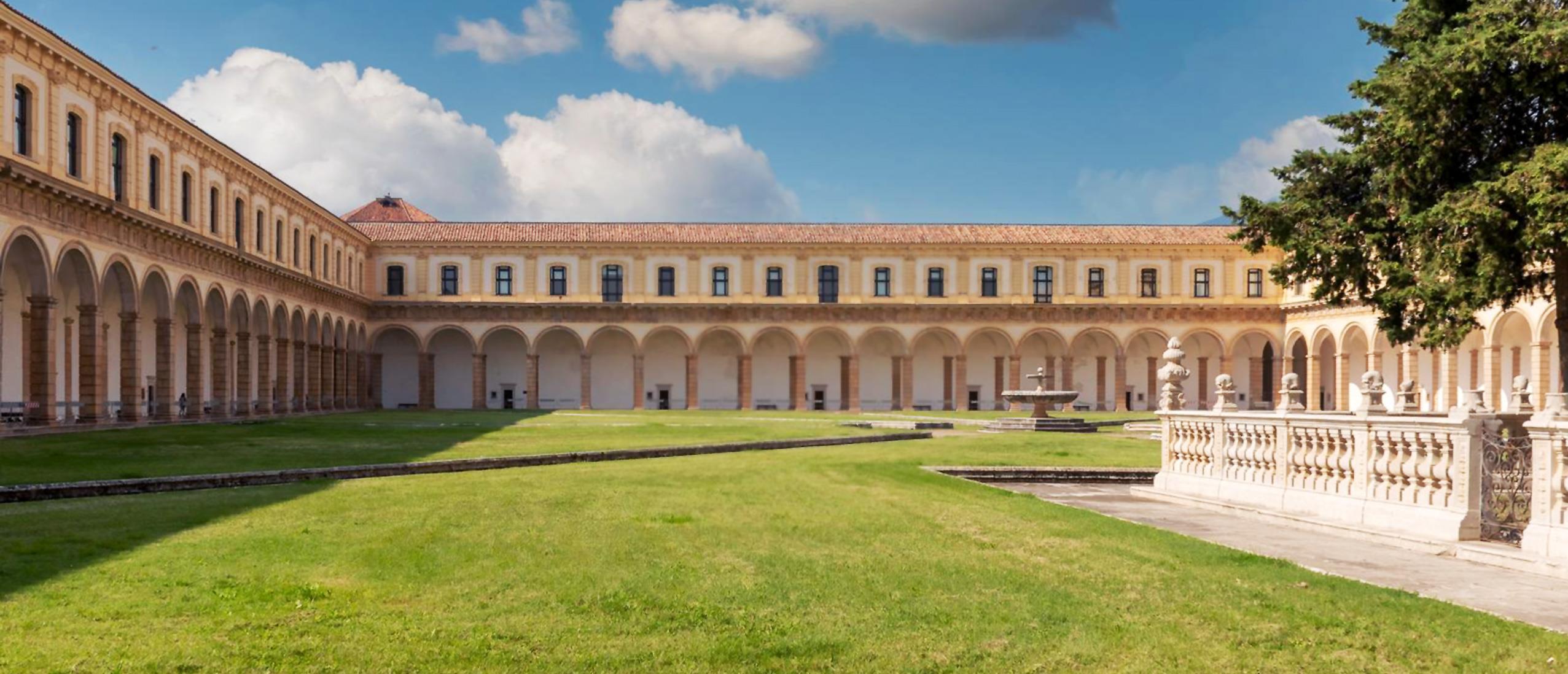 Il chiostro grande della Certosa di Padula visto dall'alto, con i suoi portici e il prato centrale